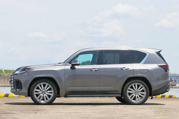 広い室内空間を贅沢に使った4人乗りのレクサス製ミニバン「LM」とSUV「LX」を比較