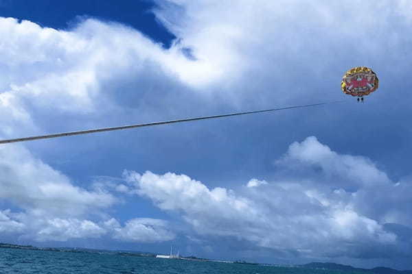 沖縄の海上を空中散歩。パラセーリングができるスポットやおすすめツアーをご紹介！