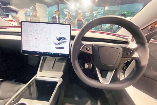 話題のテスラ 「新型モデル3」見てきたぞ! イケメンすぎるルックスにウインカーレバーがない?