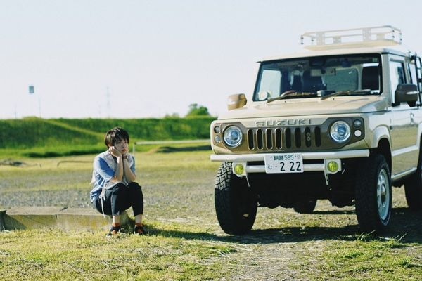 アイボリー✕ブラウンの配色がお気に入りのジムニーでカフェごっこ♪四角い車が好きな多趣味女子