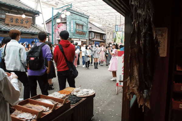 西武園ゆうえんち「夕日の丘商店街」ってどんなとこ？　熱気を感じる昭和レトロな世界