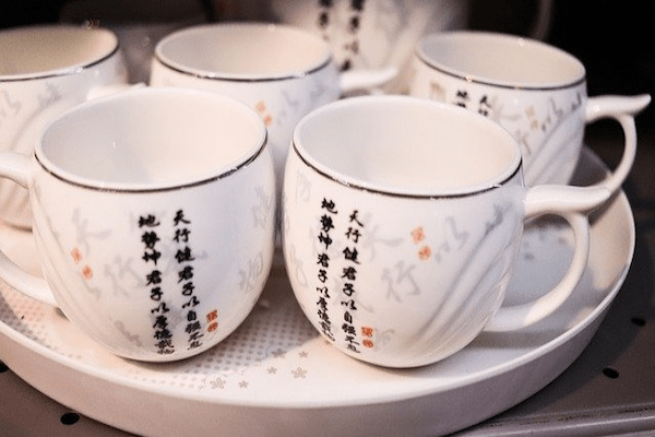 なにか飲む時に使う「コップ」「カップ」「グラス」にはどんな違いがある？コップの語源はカップなの？