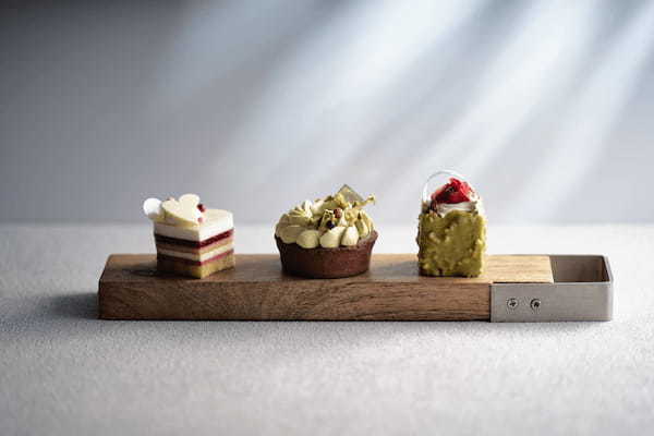 ピスタチオやフランボワーズが香るMont St. Clairの最旬スイーツ。素材と素材が織りなす美しいケーキが並びます。