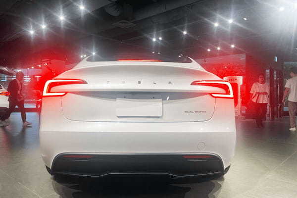 話題のテスラ 「新型モデル3」見てきたぞ! イケメンすぎるルックスにウインカーレバーがない?