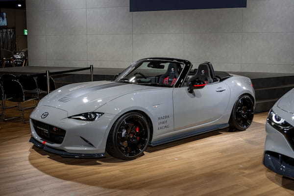 マツダ、ロードスターに2.0Lエンジンを積んだソフトトップモデルのコンセプトカーを披露