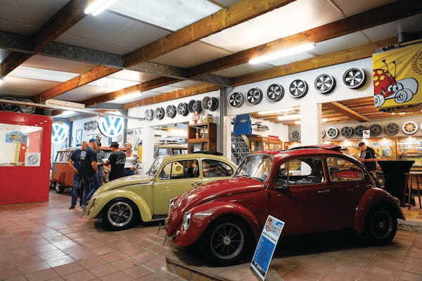 潜入! 極上の空冷VWや、ダックスやモンキーなど小さなお宝たちがズラリと並ぶ、長閑なベルギーの田舎町に佇むVWカークラブの秘蔵ガレージ。【ガレージライフ】