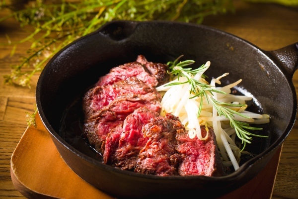 いちごのムースにクリームソーダ!ピンクが可愛い春の限定メニューが登場!【がぶ飲みワインと肉 千住MEAT】