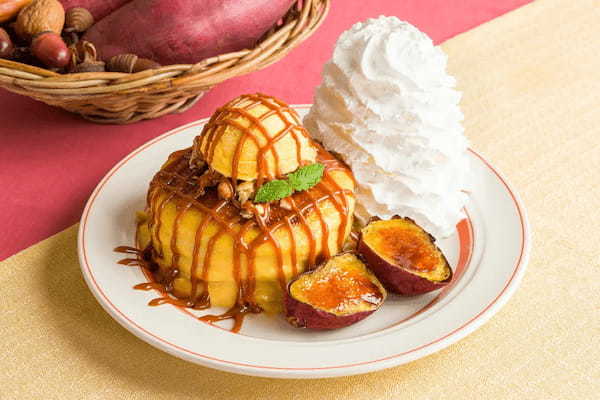 【Eggs ’n Things】さつまいもを使ったブリュレパンケーキが登場！「スイートポテトと焼き芋のパンケーキ」「メープルベーコンのエグスンベネディクト」9月29日（金）～10月31日（火）まで販売