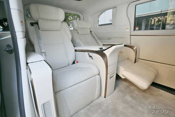 広い室内空間を贅沢に使った4人乗りのレクサス製ミニバン「LM」とSUV「LX」を比較
