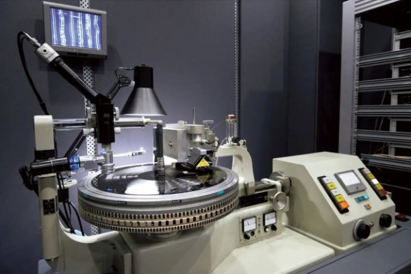 一貫生産で高音質! ソニーミュージックのレコード工場に潜入!