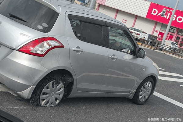 道路で遭遇した高齢ドライバー、タイヤの状態にゾッとするも…　ホラーすぎる「行き先」で二度驚く