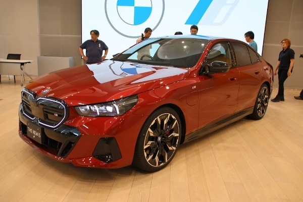 BMWの期間限定ポップアップ・エキシビションで、8世代目に進化を遂げた新型5シリーズを発表