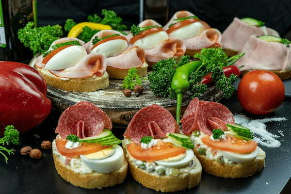 「アペタイザー」とはどんな意味?食事の際に全く異なる2つの意味で用いられる不思議な言葉!!