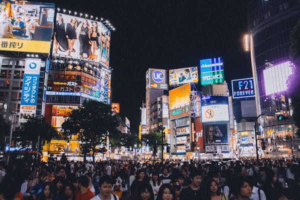 「てんやわんや」とはどんな様子をあらわす語句？その意味や由来、「てんてこ舞い」との違いを解説！！