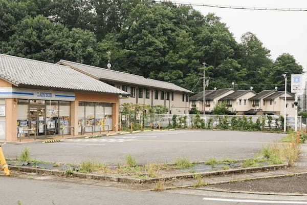 地方のコンビニはなぜ駐車場が広い？長時間駐車もトラックだけは“黙認”する謎…「不公平だろ！」