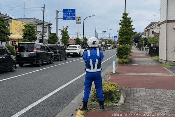 青服・白バイクで道路を見守る男性、その正体にゾッとした　「犯罪では？」と怒りの声続出