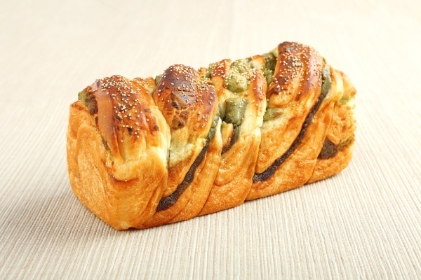 【513BAKERY】5月は「日本全国ご当地パンフェア」を開催!三重県の特産品・松阪牛など、全国各地のご当地食材を使ったパンが大集合!また、5月12日(金)から創業13周年を記念したパン福袋を販売!