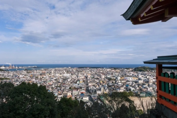 熊野三山「熊野速玉大社」はどこにある？ 霊験あらたかな地で人生甦りを実感する旅