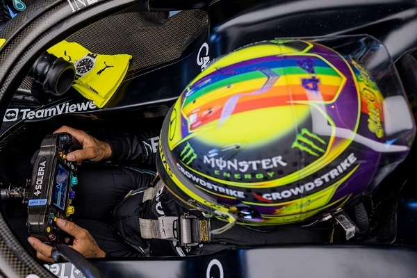 ルイス・ハミルトンの2023F1日本GP用ヘルメット・デザインを手がけた空山基さんインタビュー