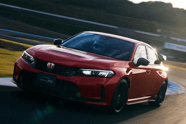 「シビックTYPE R」に「レーシングブラックパッケージ」登場！黒で統一されたインテリアが新たなドライビングプレジャーを提供【東京オートサロン2025】