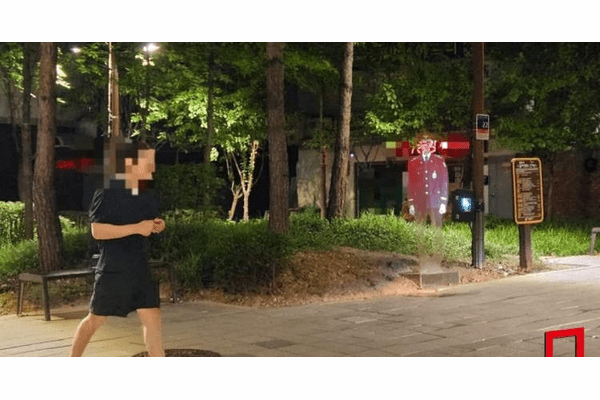 夜の公園に“警察官の幽霊”が出没…？ 韓国警察が導入した「ホログラム警察」が不気味すぎるの画像2