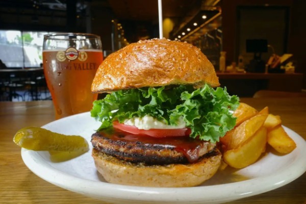「バーガー×ビール」は黄金のウマさ!! “最強のコンビ”が味わえる都内の名店7選