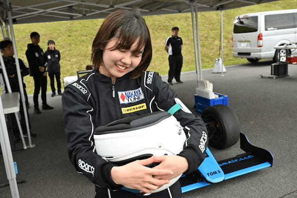 モータージャーナリスト修行中のZ世代クルマ好き女子がトムスの本物フォーミュラカーFIA-F4を初体験してきた件