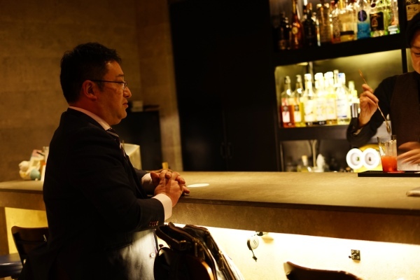 バーで「あちらのお客様からです」ってお酒を渡せば恋は生まれるのか
