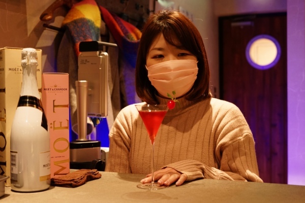 バーで「あちらのお客様からです」ってお酒を渡せば恋は生まれるのか
