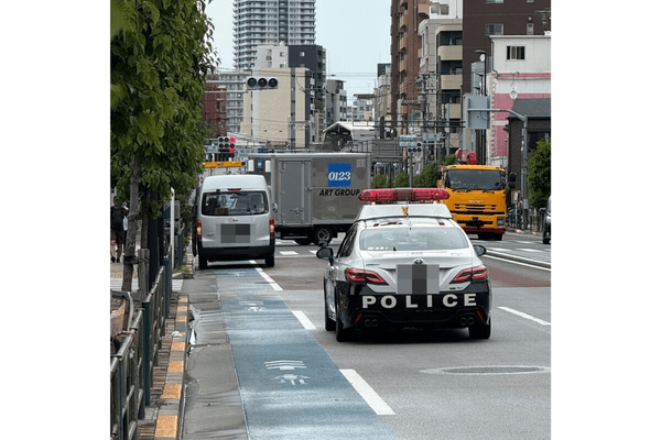 自転車レーン沿いの駐停車