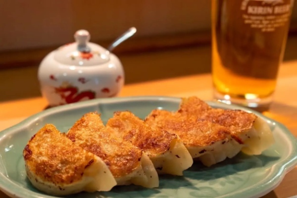 プロの焼きは絶妙!「焼き餃子協会」代表が選ぶ都内7名店とは