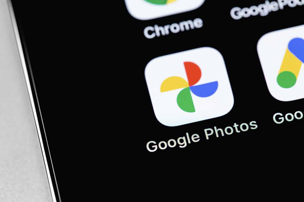 【衝撃】Googleフォトに、子どもが小さい頃のお風呂やプール写真を上げると一発BAN!?