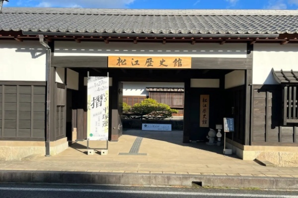 松江が誇る地酒「李白」の蔵元が松江のグルメ・酒場・観光スポットを完璧ナビゲート！ 最高の1泊2日松江酒旅プラン完成!? きき酒師の漫才師「にほんしゅ」が巡る山陰・松江！（前編）