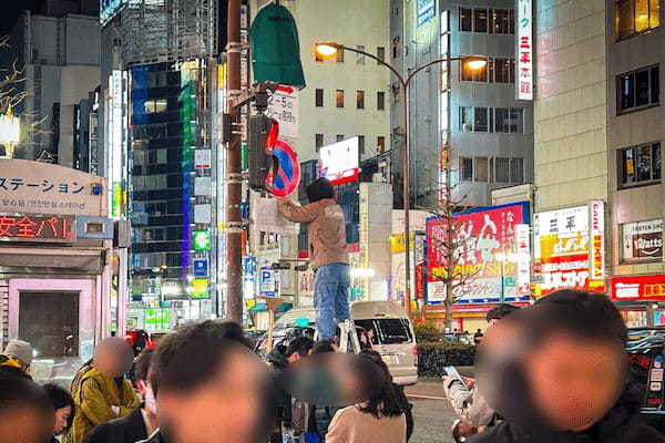 東京の繁華街、群衆に紛れて「道路標識」にイタズラ？　その件を警察官に相談すると真相が…