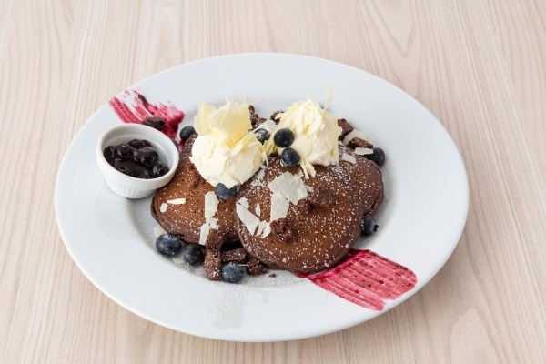 ニューヨークレストラン「サラベス」バレンタインにもぴったりなチョコレートのフレンチトーストと、贅沢なミートパイメニューが登場 「フラッフィーチョコレートパンケーキ」/「ビーフミートパイ」