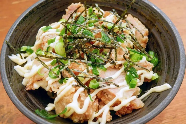 うなぎの次はこれ食べて　蒲焼のタレで作る鶏もも肉の激ウマ丼【頑張らない夏ごはん】