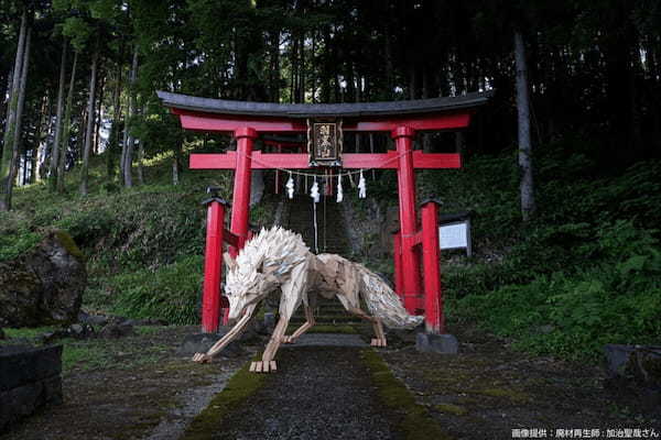 神社に突如現れた巨大で神々しい白狼、その「素材」知ったネットユーザーから驚きの声