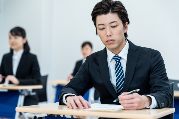 公務員の魅力は安定した収入。気になる平均年収や公務員になる方法