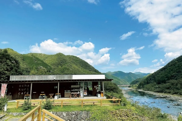 喫茶が旅の目的になる！わざわざ行きたい「絶景の清流喫茶」