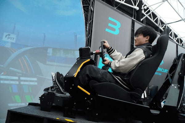 角田裕毅、FIA主催イベントにサプライズ登場で自身初フォーミュラE公式シミュレータを体験「新しい感覚を楽しみました」