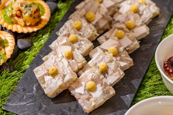 コンラッド東京、平日限定「シェフズ・トリート・ランチビュッフェ～九州・食の魅力～」を3月1日（水）から5月31日（水）まで開催