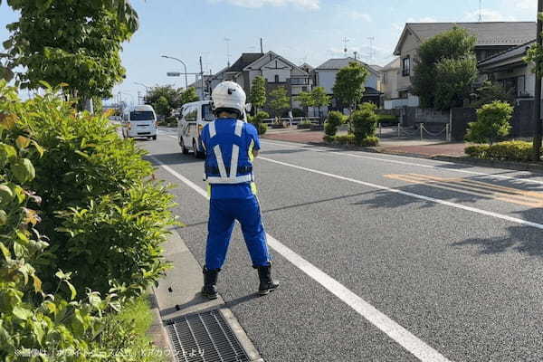 青服・白バイクで道路を見守る男性、その正体にゾッとした　「犯罪では？」と怒りの声続出