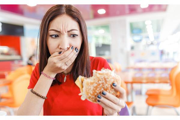 都市伝説ミミズバーガーを超える恐怖! 「マクドナルドには二度と行かない!」 ワームバーガーに女性が激怒