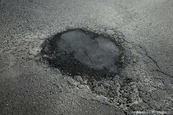 道路で人の顔に見える穴を発見、LINEで国交省に伝えたら… 翌日の対応が「有能すぎる」と話題