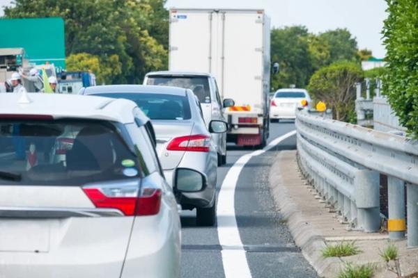 “追越車線居座りドライバー”より前に行きたい…左から行っちゃってもいい？