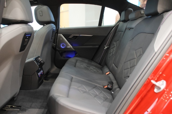 BMWの期間限定ポップアップ・エキシビションで、8世代目に進化を遂げた新型5シリーズを発表