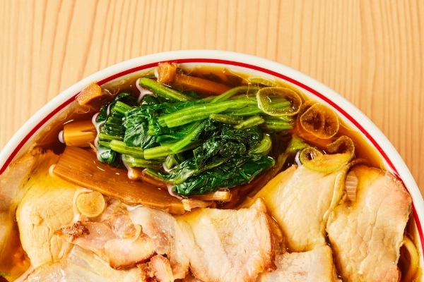 〜⾷欲の秋が到来︕戻り鰹からズワイガニに牡蠣まで︕〜東京ラーメンストリート「秋限定 贅沢ラーメンフェア」開催決定！旬の⾷材から豪華⾷材まで楽しめる究極の⼀杯を提供︕