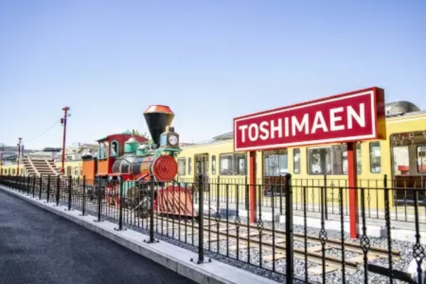 西武鉄道の池袋駅・豊島園駅がリニューアル　ワーナー ブラザースから「針が逆さに動く」時計の寄贈も