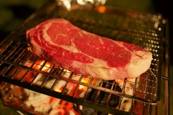 【ジューシー】キャンプでステーキを焼こう！安い肉でもひと手間加えれば絶品に