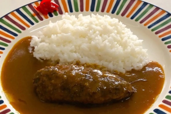 「カレーの具は何が好き？」ハンバーグ、メンチ、シュウマイ。“意外コラボ”が美味い店【都内7選】